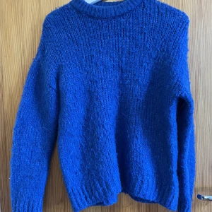 Fin blå stickad tjocktröja från BikBok - Stickad tjocktröja från BikBok. Använd men väl omhändertagen. 60% Akryl, 40% Polyamid