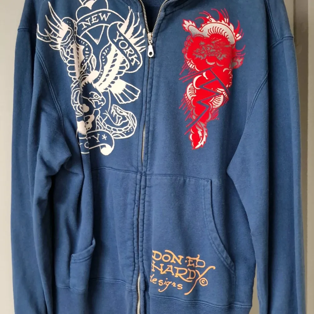 Säljer denna ”Ed Hardy” sweatshirt som inte längre kommer till användning. Mycket fint skick - Inte använd många gånger. Är köpt i USA ca. 2010. . Hoodies.