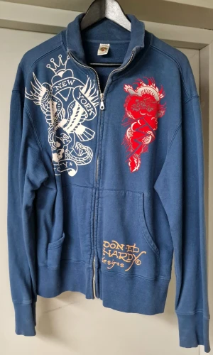 Ed Hardy Sweatshirt  - Säljer denna ”Ed Hardy” sweatshirt som inte längre kommer till användning. Mycket fint skick - Inte använd många gånger. Är köpt i USA ca. 2010. 