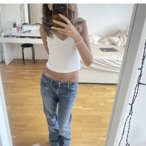 Jeans - Köpta här på Plick. Jag skulle säga att de passar någon som vanligtvis har storlek 32-36, och om man kanske är Max 170cm lång. (Alla bilder är lånade från tidigare ägaren då de ej passade mig)