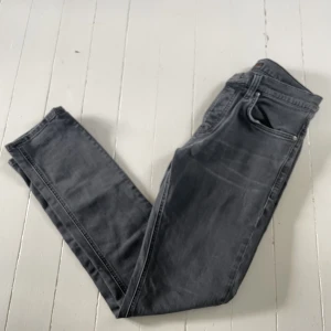 Nudie grim Tim  - Säljer ett par jätte fina Nudie grim Tim byxor i ny skick 10/10 aldrig använda, färgen mörkgrå! Säljer på grund av för små, vid frågor eller funderingar är det bara att höra av sig! Allt gott