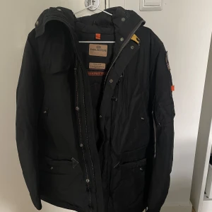 Parajumpers vinterjacka  - Äkta Parajumpers vinterjacka använt få gånger, i bra skick. Säljer pga ny jacka. 