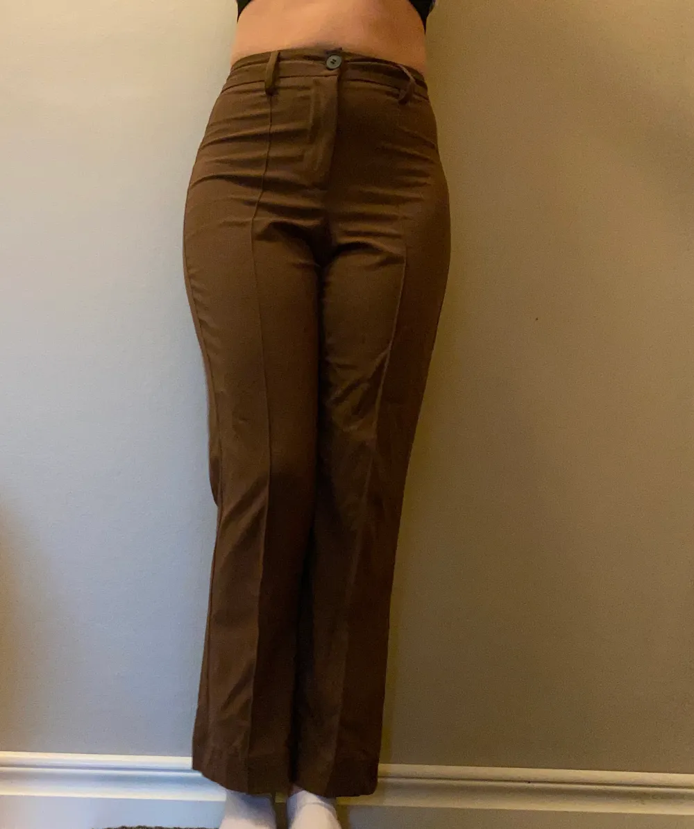 Bruna superfina kostymbyxor i lite kortare modell (ovanför min fotknöl, är 162cm från Bershka. Pressat väck i mitten av benen.  Knappt använda 🧡. Jeans & Byxor.