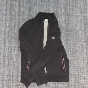 Moncler maglia cardigan  - Tja säljer en snygg moncler maglia cardigan i galant skick,9/10, mitt pris 2299, retail 5000. Det är stl L men sitter som M/S. Skriv vid minsta lilla. MVH Simon 