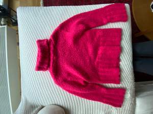 Säljer den här jätte söta mysiga stickade tröjan i jätte fin rosa färg