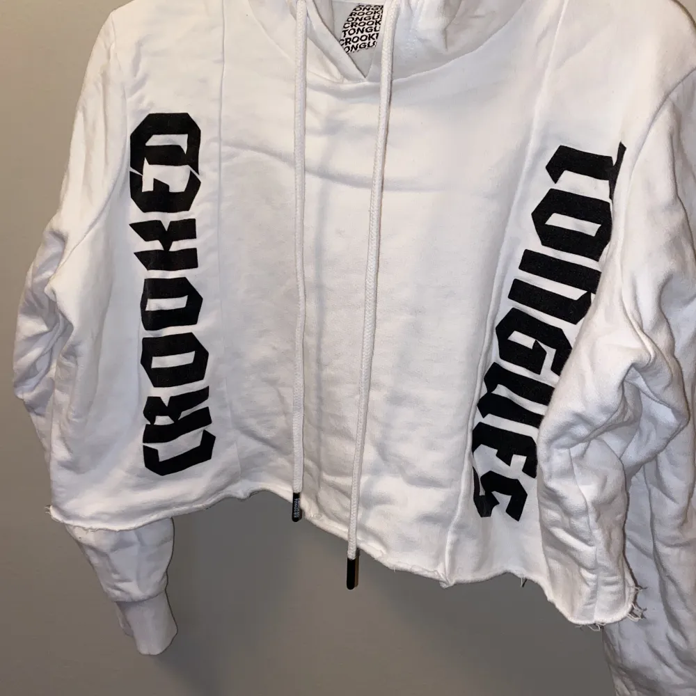 Kort (bit ovanför naveln) hoodie med tryck från Crooked Tongues 🐓 Aldrig använd!  Köpt från Asos. Hoodies.