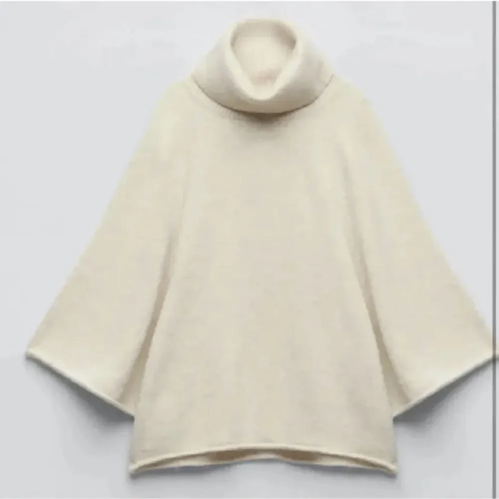 Supersnygg stickad tröja från Zara! Polokrage och trekvartsärmad. Den är endast använd ett fåtal gånger och är perfekt nu till hösten!!❣️ . Stickat.
