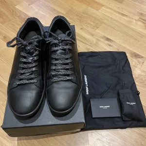 Saint Laurent skor - Saint Laurent SL/01 modellen som inte kommer till användning. Några små defekter. Box, vanliga svarta snören och dustbag medkommer  Pris kan diskuteras vid snabb affär