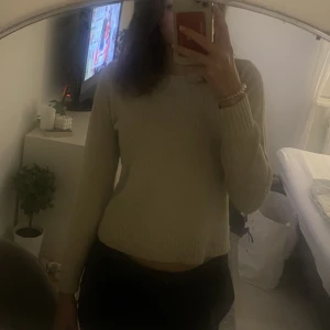 Beige stickad tröja - Jätte fin stickad tröja!💕 inga täcken på användning förutom (se bild) men det syns inte om man inte kollar jätte noga!!💞ganska kort i modellen!