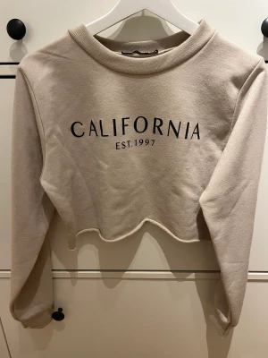 Kroppad sweatshirt - En kroppad ljusrosa/beige tunn sweatshirt från Boohol. Den är knappt använd av mig, köpte den secondhand men den är i fint skick!