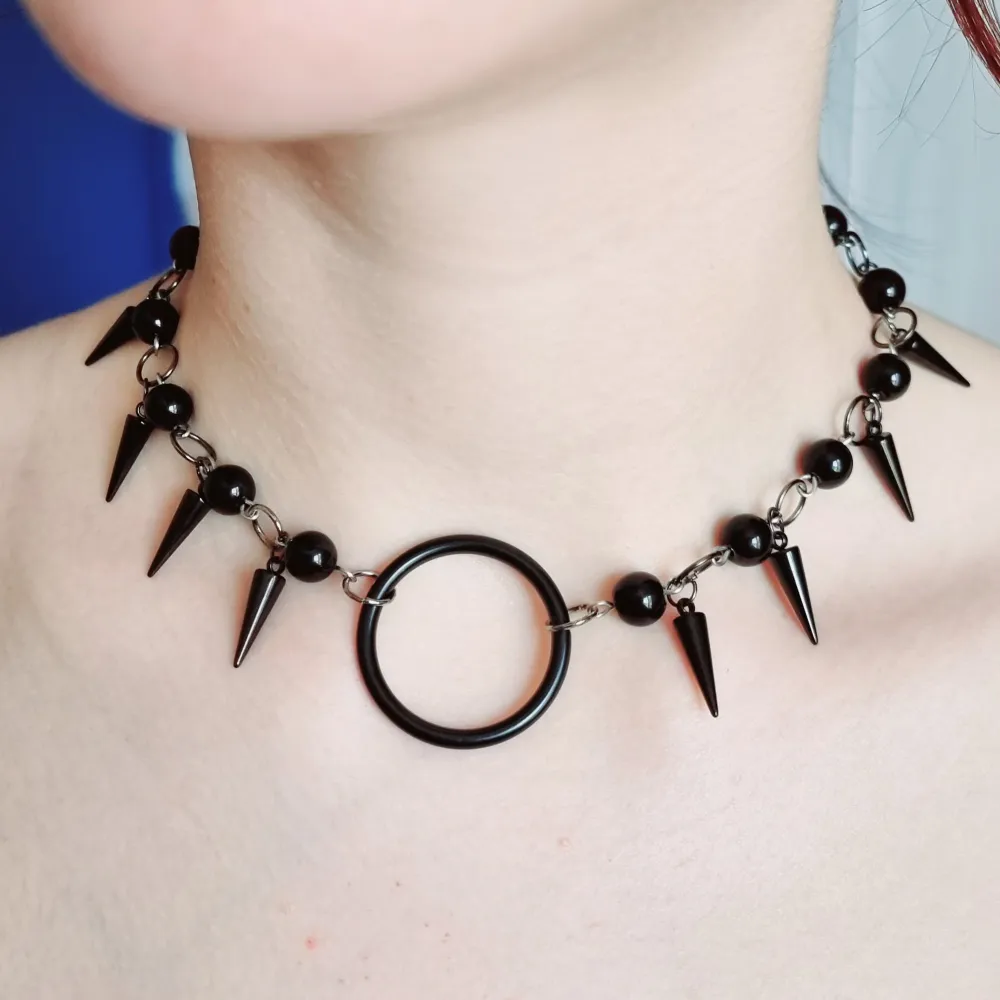 Handgjort unik  halsband och exklusiv design🖤Följ :@ekjewelryofficial🤲 🔗⛓️Gjord i bra kvalitet💎Material- rostfritt stål och oniks sten. Längd: 36cm+3cm. Halsband inte vatten och är känsliga mot fukt.. Accessoarer.