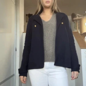 Höstjack - Marinblå höstjacka/ kort kappa  med guldiga knappar!💙