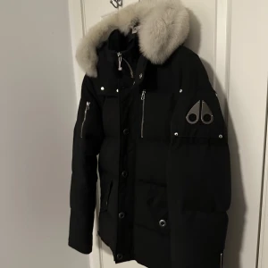 Moose Knuckles Jacka - Hej, jag säljer min Moose Knuckles pågrund av att jag slutat använda den. Det är en väldigt bra jacka för vintern. Jackan är köpt hos Johnells för 11000kr & har inga skador eller fläckar alls. Jackan har precis kemtvättats. Kvitto & galje medkommer.