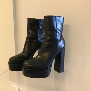 Höga Platåstövlar strl 35 - Höga svarta platåstövletteri strl 35 från Zara