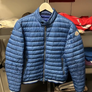 Moncler David Lightweight Jacket - Moncler David Lightweight Jacket Size: 2 (medium) Cond: 8/10 Pris: 3000:-