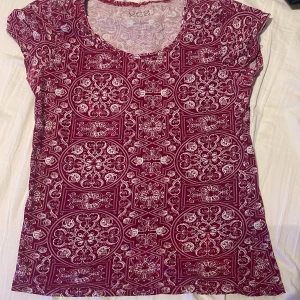 Gullig t-shirt  - Har inte använt den så mycket 😙 kontakt om du vill ha mer information 