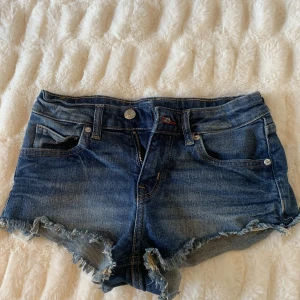Lågmidjade jeansshorts - Säljer dessa Lågmidjade jeansshorts då de tyvärr blivit försmå för mig❤️ passar XXS-XS❤️😍