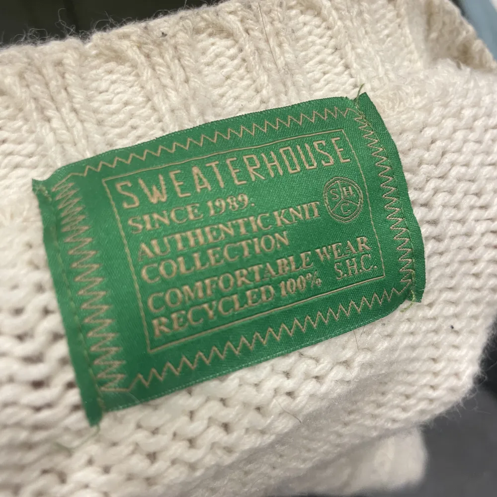 Stickad Sweaterhouse tröja.  Använt ett antal gånger, kommer dock i bra skick. Skriv för mer info . Tröjor & Koftor.