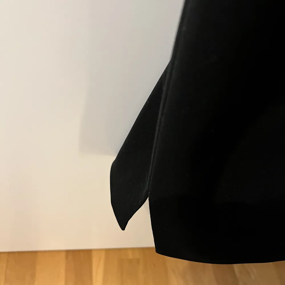 Kjol med slits på båda sidorna.   Märke- CHOISE by Danwear. Kjolar.