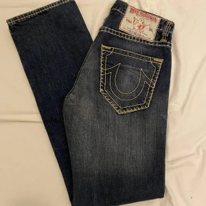 True religion  - True religion jeans i för herr. Storlek 29/34. Benöppning: 21cm.  Skick 10/10