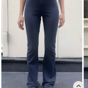 Brandy Melville byxor  - Jättefina byxor använda några gånger men fint skick🫶🏻 kom privat för egna bilder