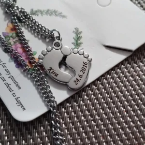 Halsband med namn. - Silverpläterat halsband där du kan ha ett namn & datum du väljer helt själv.   15% rabatt vid köp av fler annonser.  Samfraktar.