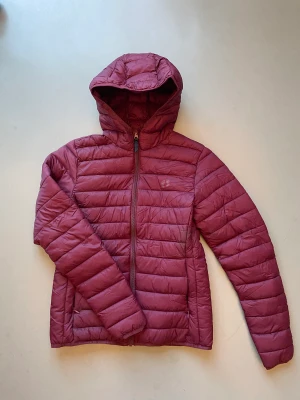 Dunjacka  - Vinröd dunjacka från Hangten, nästan oanvänd! ✨