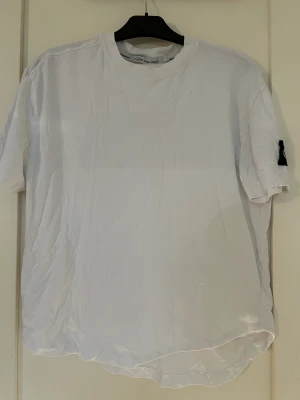 T-shirt - Jätte fin T-shirt från Calvin Klein som är oanvänd och välvårdad 