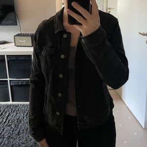 Jacka - Jeansjacka från JDY i storlek L (liten i storlek) den är lite washed out i färgen 