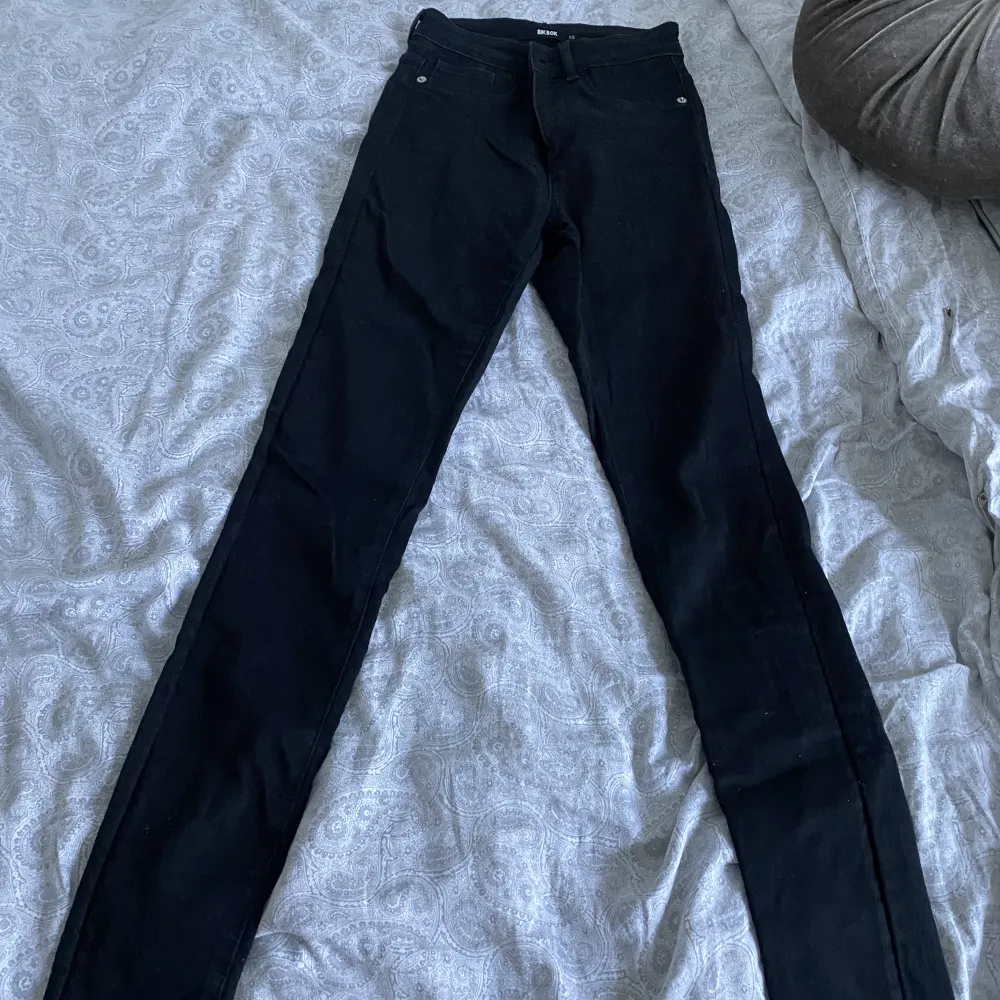 Säljer mina fina jeans från bikbok i storlek Xs , använda endast en gång! . Jeans & Byxor.