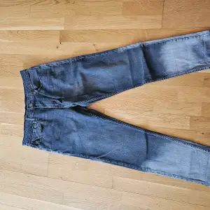 Levi's jeans köpta på Boozt. Aldrig använda. Storlek 32/32.