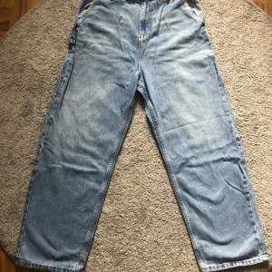 Baggy jeans av märket Bershka, bra skick. Storlek 32/32, 22cm benöppning. Skriv gärna om det finns frågor!