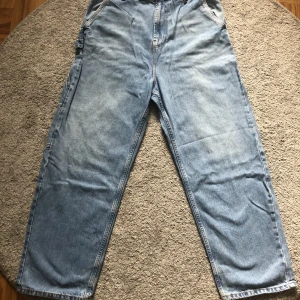 Baggy jeans - Baggy jeans av märket Bershka, bra skick. Storlek 32/32, 22cm benöppning. Skriv gärna om det finns frågor!