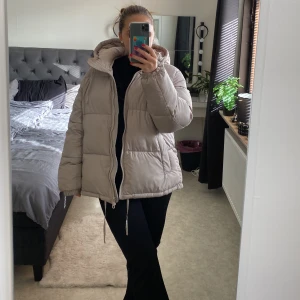 Vinterjacka  - En jättefin vinterjacka från H&M som håller värmen jätte bra, slutsåld av nästan alla färger, storlek s men passar även xs och m, jättefint skick och inga skador, kom gärna med prisförslag (sista bilden visar bara vilken jacka det är, men säljer i beige)