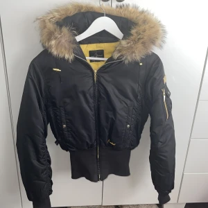 Vintage hiphop jacka  - Baby phat som är original i extremt fin skick även med sina år på nacken. Pälsen är helt oförstörd. Små skavanker som på dragkedja och rivmärke på metall märke på vänster arm annars inget på tygets utsida eller insida. Ej kemtvättad. 