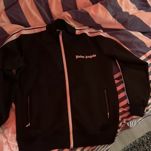 Palm angels tröja - Köpte en palm angels tröja men den va för stor så säljer av den istället den är ny bara använd en gång. Den är dock ganska stor i storleken.