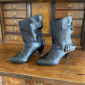 Snygga korta boots i läder med metalldetaljer