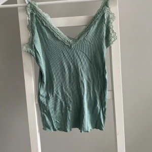 grönt linne - ett grönt linne jag inte använt på flera månader så därför säljer jag det. Bra skick och justerbara band. 