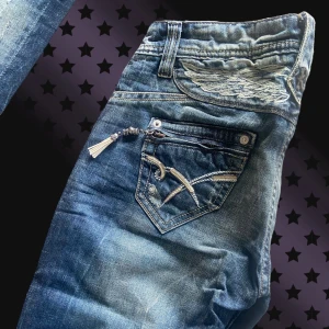 Lågmidjade flared jeans - Jättefina lågmidjade y2k jeans i nyskick!