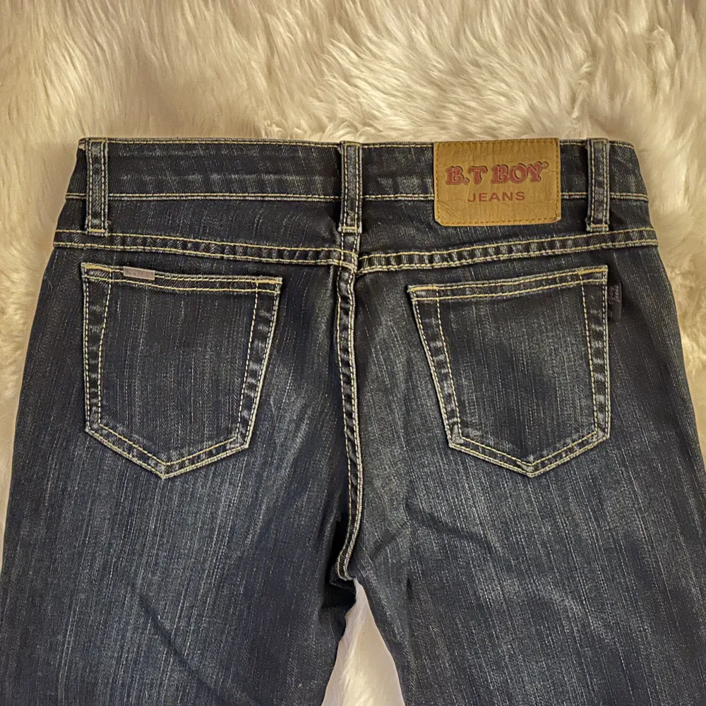 superfina lågmidjade jeans, skit snygg färg, köpta second hand. aldrig använda 🪩. Jeans & Byxor.
