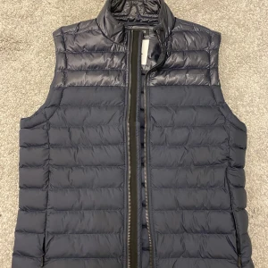 J Lindberg väst - Hej! Säljer min J Lindberg väst som är väldigt sällsynt då den inte säljs längre någon stans😁   Storlek S  Skick 10/10 ( använd några fåtal gånger) säljer för den ej kommer till användning😊 Köpt för 2000Säljs för 1300 pris kan diskuteras vid snabb afärr😁