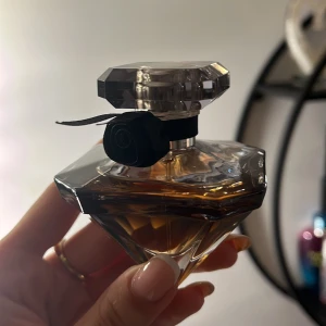 Parfym - Lancôme parfym, sprayat endast 2 test sprut men den kommer ej till användning❤️(inte säker på om det är exakt rätt doft som är på bilden men det närmsta jag hittade)