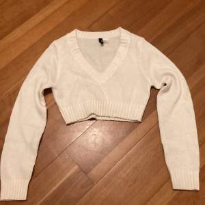en vit tunn croppad stickad tröja med v-neck från hm❤️ köpt för ungefär 2 år sen och säljer för jag tycker att den är för kort och använder den aldirg. den har några små fläckar fast de syns inte så mycket. lite nopprig också. skriv för mer info/bilder❤️