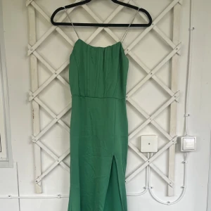 Klänning - En långklänning från en butik utomlands som jag endast använt en gång  på ett bröllop.