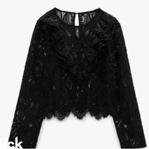 Zara svart spetsblus - Spetstopp från Zara, så vacker verkligen men tyvärr inte fått användning av den. I princip oanvänd och som ny. Skriv privat för fler bilder💗