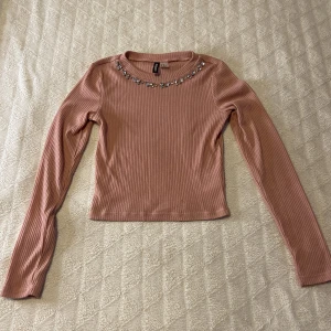 Fin tröja 💖 - Assnygg rosa tröja med diamanter längst kragen, fint skick, sitter som en magtröja och är i storlek XS men skulle tippa på att den passar S också! <3 DM vid frågor osv! 