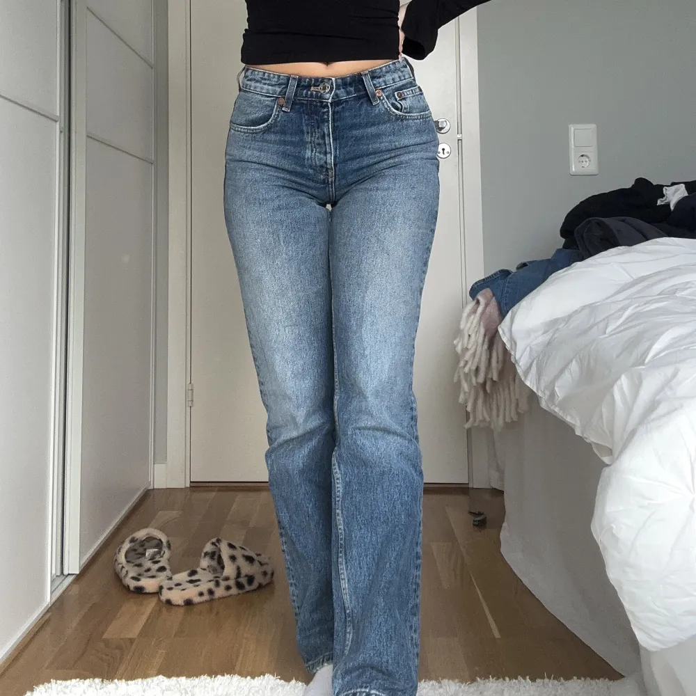 Superfina lågmidjade jeans från Zara i storlek 36. Använda ca. Fem gånger. Säljs pga. Har flera liknande.. Jeans & Byxor.