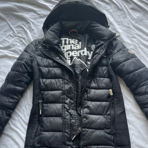 Höst/vinter jacka superdry💗 - Säljer min superdry jacka i sl XS för att den har blivit lite liten på mig. super fin och bra kvalitet💗