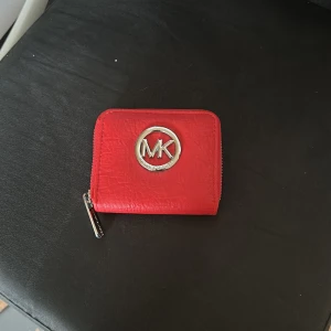 plånbok michael kors - säljer min michael kors plånbok då jag aldrig använder den