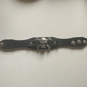 döskalle armband - köpt på en lokal butik för kanske ett år sedan knappt använt då jag inte gillar armband :)